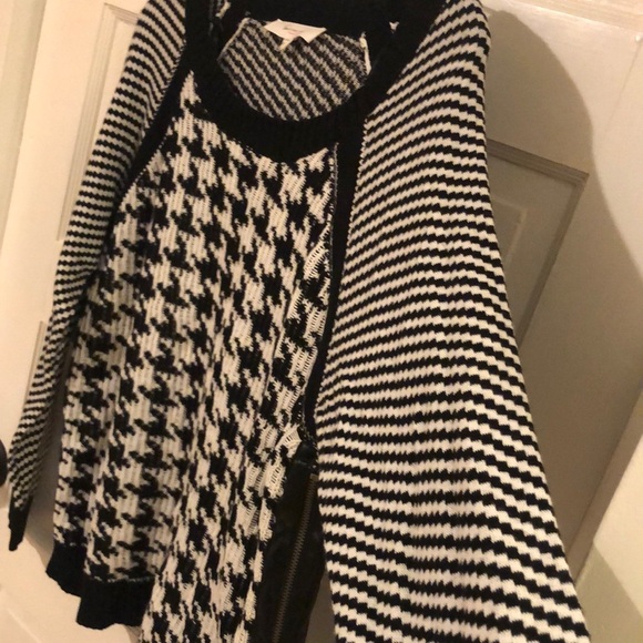 Two by Vince Camuto Black and White Houndstooth Sweater - Picture 5 of 8